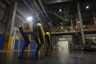 韩国现代在工厂中测试波士顿动力公司机器狗 负责安全巡逻